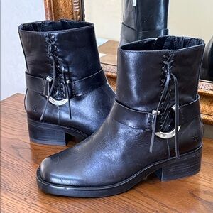 New w/o tag-Lucky Brand Kamany Black Leather Ankle Boots w/ Buckle Detail. Sz 6